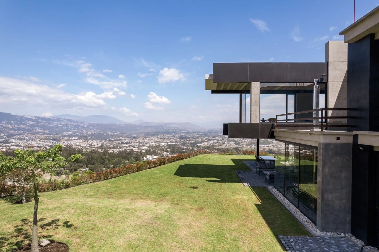90 Degree House by Collectif+3 in Ilaló, Quito, Ecuador, image 3